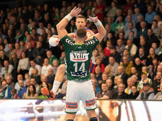 Martin Strobel (HBW Balingen-Weilstetten 15) gegen Jacob Bagersted (Frisch Auf Goeppingen 14), Frisch Auf Göppingen vs. HBW Balingen-Weilstetten, 1. Bundesliga, Handball, Herren, 17.11.2019 Frisch Auf Göppingen vs. HBW Balingen-Weilstetten, 1. Bundesliga, Handball, Herren, 17.11.2019 Göppingen Copyright: xEibner-Pressefotox EP_mst