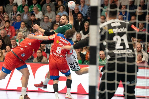 Tim Kneule (Frisch Auf Goeppingen 04) gegen Gregor Thomann (HBW Balingen-Weilstetten 08) und Marcel Niemeyer (HBW Balingen-Weilstetten 03), Frisch Auf Göppingen vs. HBW Balingen-Weilstetten, 1. Bundesliga, Handball, Herren, 17.11.2019 Frisch Auf Göppingen vs. HBW Balingen-Weilstetten, 1. Bundesliga, Handball, Herren, 17.11.2019 Göppingen Copyright: xEibner-Pressefotox EP_mst