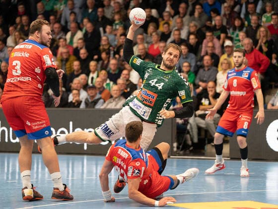 Kresimir Kozina (Frisch Auf Goeppingen 44) gegen Jona Schoch (HBW Balingen-Weilstetten 22), Frisch Auf Göppingen vs. HBW Balingen-Weilstetten, 1. Bundesliga, Handball, Herren, 17.11.2019 Frisch Auf Göppingen vs. HBW Balingen-Weilstetten, 1. Bundesliga, Handball, Herren, 17.11.2019 Göppingen Copyright: xEibner-Pressefotox EP_mst