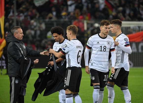 16.11.2019, Fussball, EM Qualifikation, 2018 2019, 9. Spieltag, Deutschland - Weissrussland 4:0, v.li., Thomas Mai (DFB Service), Serge Gnabry (Deutschland), Joshua Kimmich (Deutschland), Leon Goretzka (Deutschland), Robin Koch (Deutschland)