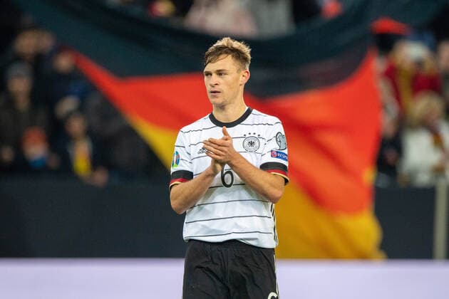 Joshua KIMMICH (GER) nach dem Spiel waehrend der Ehrenrunde, Jubel, jubeln, jubelnd, Freude, cheers, celebrate, Schlussjubel, halbe Figur, Halbfigur, Gestik, Geste, applaudiert, Applaus, applaudieren, klatscht in die Haende (Hände), Beifall, klatschen, Fussball Laenderspiel, EM-Qualifikation, Gruppe C, Deutschland (GER) - Weissrussland (BLR) 4:0, am 16.11.2019 in Moenchengladbach Deutschland. Â