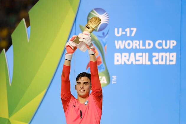 FuÃŸball, U17 WM Finale, Brasilien - Mexiko 17th November 2019; Bezerrao Stadium, Brasilia, Distrito Federal, Brazil; Final FIFA U-17 World Cup Final match 2019, Mexico versus Brazil; Matheus Donelli of Brazil poses after winning the best goalkeeper award  ActionPlus12189548 AdalbertoxMarques