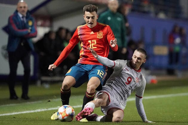 Spain s Aitor Bunuel (l) and North Macedonia s Darko Churlinov during European Under-21 Championship 2021 qualifying round match. November 14,2019. (20191114123)