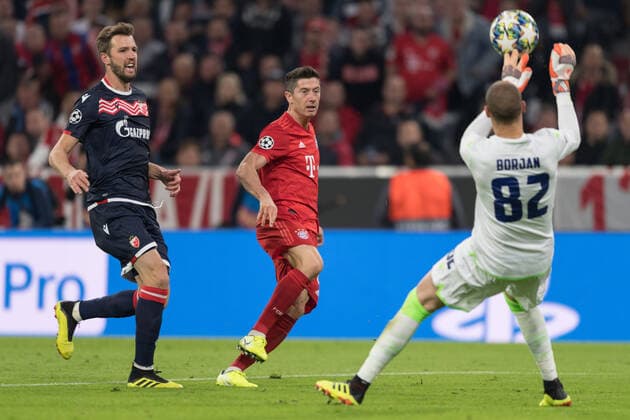 Fußball, Championsleague, FC Bayern München - Roter Stern Belgrad Im Bild Robert LEWANDOWSKI (FC Bayern München, 9) versucht über Milan BORJAN (Roter Stern Belgrad, 82) zu lüpfen. München Allianz Arena Bayern Deutschland Copyright: Passion2Press MarkusxFischerx