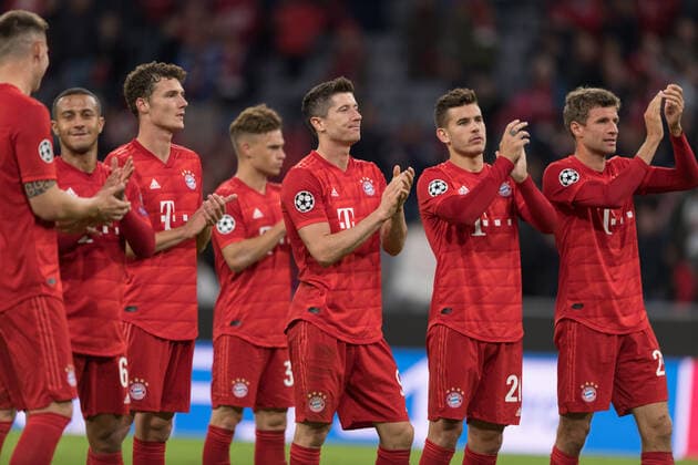 Fußball, Championsleague, FC Bayern München - Roter Stern Belgrad Im Bild Robert LEWANDOWSKI (FC Bayern München, 9) applaudiert den Fans. München Allianz Arena Bayern Deutschland Copyright: Passion2Press MarkusxFischerx