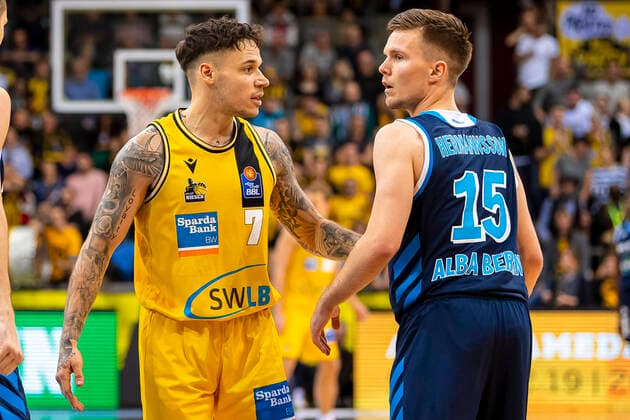 Ludwigsburg, Deutschland 17. November 2019: BBL- 19 20 - MHP Riesen Ludwigsburg vs. ALBA Berlin v.li. Konstantin Konga (Ludwigsburg), Martin Hermannsson (Alba Berlin) Ludwigsburg MHP Arena Baden-Württemberg Deutschland