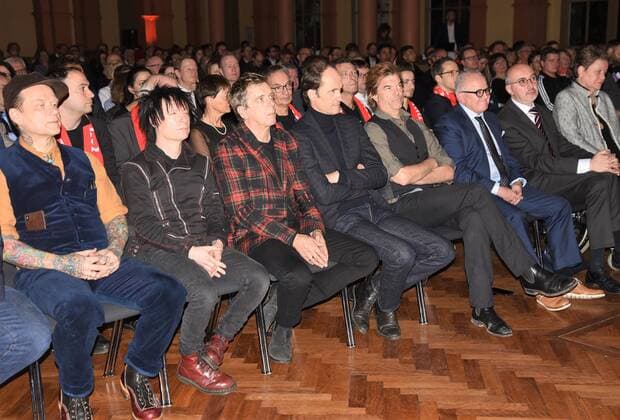18.11.2019 GER, Frankfurt am Main, Verleihung des Julius Hirsch Preis des DFB (Deutscher Fußball-Bund) die Kult-Band die Toten Hosen mit Sänger Campino direkt neben DFB Präsident Friedrich Walter Fritz Keller