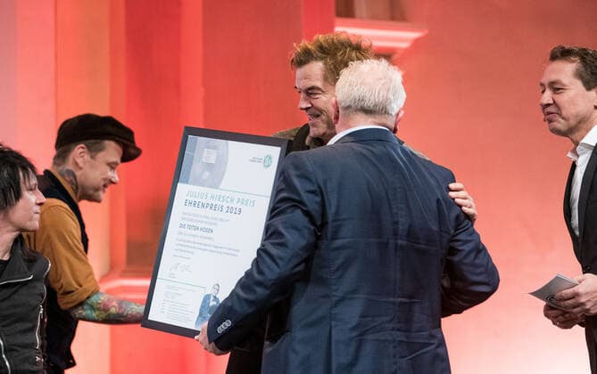 18.11.2019, xfux, Fussball Ehrenpreis, Verleihung des Julius Hirsch Preises 2019, emonline, emspor, v.l. Die Band die Toten Hosen um Frontmann Campino alias Andreas Frege (Promi Musiker Saenger der Gruppe Band Rockband Die Toten Hosen) werden von Praesident Fritz Keller (Deutscher Fussball Bund DFB) mit dem Julius Hirsch Preises 2019 ausgezeichnet Frankfurt am Main