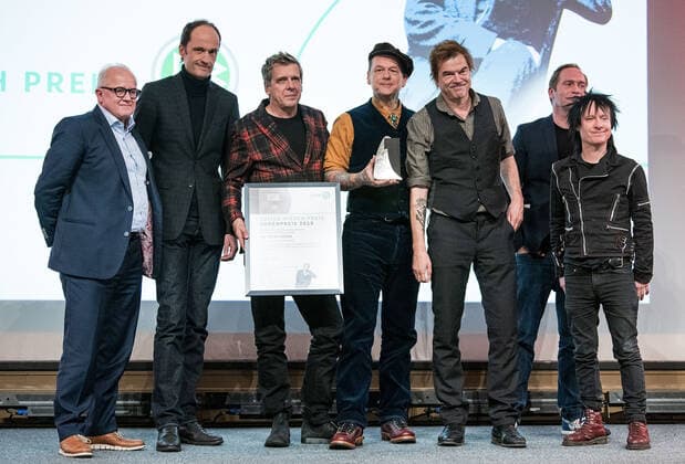 Bilder des Jahres 2019, Sport 11 November Sport Bilder des Tages 18.11.2019, xfux, Fussball Ehrenpreis, Verleihung des Julius Hirsch Preises 2019, emonline, emspor, v.l. Praesident Fritz Keller (Deutscher Fussball Bund DFB), Breiti alias Michael Breitkopf (Promi Musiker Bassist der Gruppe Band Rockband Die Toten Hosen), Andi alias Andreas Meurer (Promi Musiker Bassist der Gruppe Band Rockband Die Toten Hosen), Kuddel alias Andreas von Hols (Promi Musiker Bassist der Gruppe Band Rockband Die Toten Hosen), Campino alias Andreas Frege (Promi Musiker Saenger der Gruppe Band Rockband Die Toten Hosen), Thees Uhlmann (Laudatio Hamburger Saenger, Gitarrist und Songwriter), Vom alias Stephen George Ritchie (Promi Musiker Schlagzeuger Drumer der Gruppe Band Rockband Die Toten Hosen) wird mit dem Julius Hirsch Ehrenpreis 2019 ausgezeichnet Frankfurt am Main *** 18 11 2019, xfux, Football Prize of Honour, Julius Hirsch Prize 2019, emonline, emspor, v l President Fritz Keller Deutscher Fussball Bund DFB , Breiti alias Michael Breitkopf Promi Musician Bassist of the Band Band Rockband Die Toten Hosen , Andi alias Andreas Meurer Promi Musician Bassist of the Band Rockband Die Toten Hosen , Kuddel alias Andreas von Hols Promi Musician Bassist of the Band Rockband Die Toten Hosen , Campino alias Andreas Frege celebrity musician singer of the group band rock band Die Toten Hosen , Thees Uhlmann laudatio hamburger singer, guitarist and songwriter , Vom alias Stephen George Ritchie celebrity musician drummer of the group band rock band Die Toten Hosen will be awarded the Julius Hirsch Ehrenpreis 2019 Frankfurt am Main