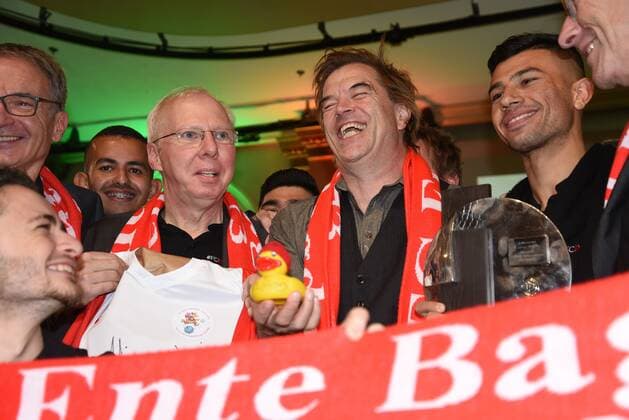 Sport Bilder des Tages 18.11.2019 GER, Frankfurt am Main, Verleihung des Julius Hirsch Preis des DFB (Deutscher Fußball-Bund) Campino von der Kult-Band die Toten Hosen mit den Preisträger FC Ente Bagdad aus Mainz