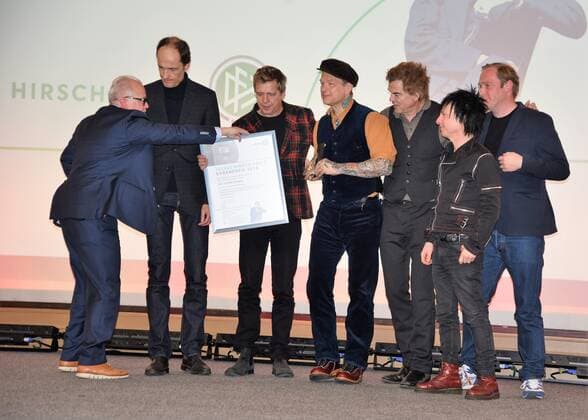 18.11.2019 GER, Frankfurt am Main, Verleihung des Julius Hirsch Preis des DFB (Deutscher Fußball-Bund) die Kult-Band die Toten Hosen mit Sänger Campino direkt erhält aus den Händen von DFB Präsident Friedrich Walter Fritz Keller den Julius Hirsch Preis