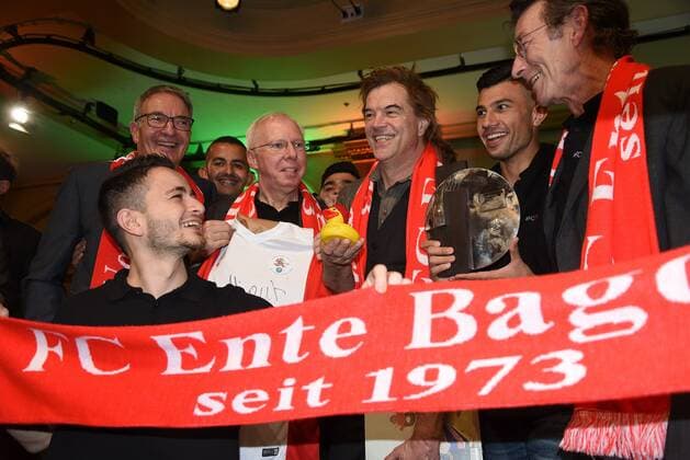 18.11.2019 GER, Frankfurt am Main, Verleihung des Julius Hirsch Preis des DFB (Deutscher Fußball-Bund) Campino von der Kult-Band die Toten Hosen mit den Preisträger FC Ente Bagdad aus Mainz