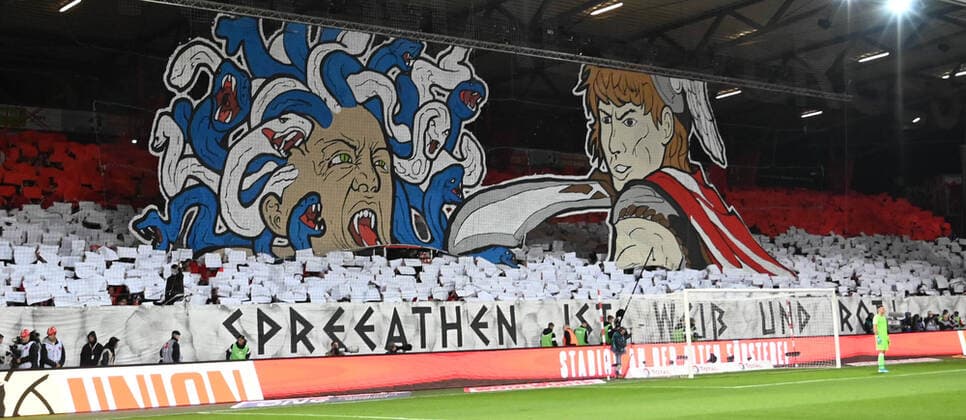 Fussball, Herren, Saison 2019 2020, 1. Bundesliga (10. Spieltag), 1. FC Union Berlin - Hertha BSC (1:0), Fans von Union auf der Waldseite, Prophezeiung des Orakels von Köpenick, 02.11. 2019, Copyright: xMatthiasxKochx