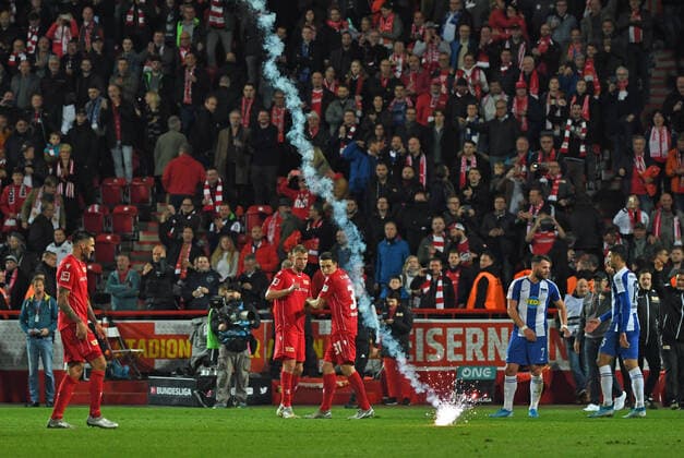 Fussball, Herren, Saison 2019 2020, 1. Bundesliga (10. Spieltag), 1. FC Union Berlin - Hertha BSC, Fans von Hertha schießen nach Abpfiff Rakten aufs Feld, v. l. Christopher Trimmel (1. FC Union), Marvin Friedrich (1. FC Union), Keven Schlotterbeck (1. FC Union Berlin), Eduard Löwen (Hertha BSC), Marko Grujic (Hertha BSC), 02.11. 2019, Copyright: xMatthiasxKochx