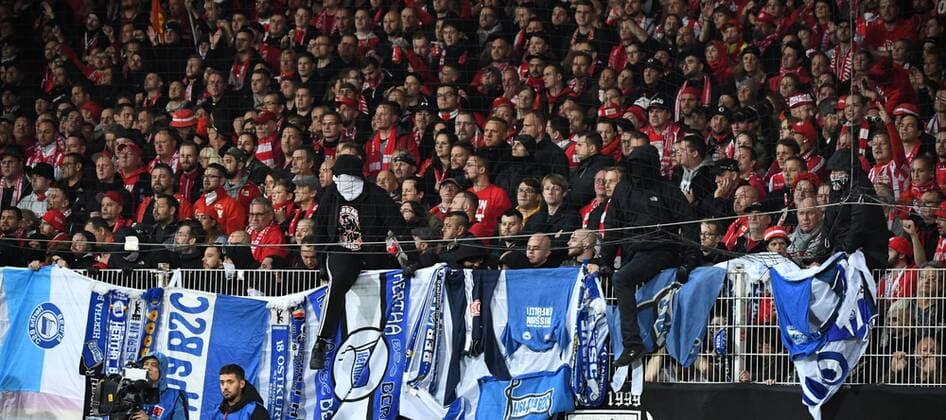 Fussball, Herren, Saison 2019 2020, 1. Bundesliga (10. Spieltag), 1. FC Union Berlin - Hertha BSC, Fans von Union zeigen erbeutete Fahnen, Trikots und Schals von Hertha, 02.11. 2019, Copyright: xMatthiasxKochx