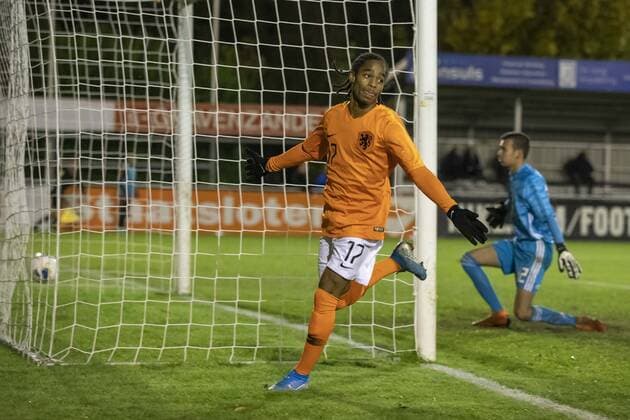 s GRAVENZANDE, 19-11-2019 , Sportpark Juliana stadium , Friendly match Netherlands O19 vs Mexico O19, season 2019 2020. Oranje O19 player Christopher Summerville scoring the 2-1 during the match Oranje O19 vs Mexico O19 OranjeO19 - MexicoO19 (friendly)  x5316778x Copyright: