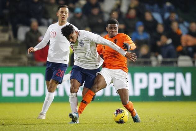DOETINCHEM, 19-11-2019, Stadium de Vijverberg, season 2019 2020, Dutch Eredivisie, England player U21, U 21 James Justin and Netherlands U21 player Javairo Dilrosun during the match Jong Oranje - Jong Engeland Netherlands U21 - England U21  x5317276x Copyright: