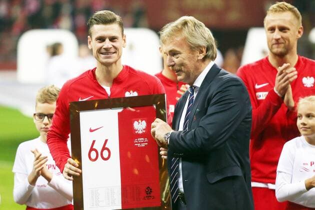 Sport Bilder des Tages Warszawa , Stadion PGE Narodowy 19.11.2019 , Pilka nozna Reprezentacja , Kadra , Eliminacje Mistrzostw Europy 2020 Grupa G Polska - Slowenia NZ Lukasz Piszczek ( POL ) konczy kariere w reprezentacji - ostatni mecz , pozegnanie , obok prezes PZPN Zbigniew Boniek FOT Michal Nowak Newspix.pl Warsaw , National Stadium 19.11.2019 Sport , Football National Teams , FIFA European Qualifiers 2020 Group G Poland - Slovenia photo by Michal Nowak Newspix.pl --- Newspix.pl  191118MIN_003