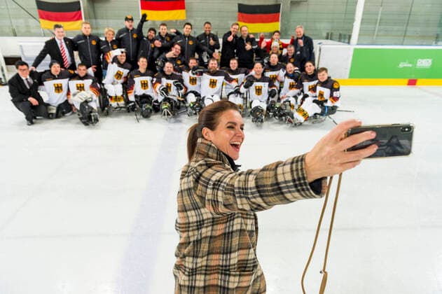 Bilder des Jahres 2019, Sport 11 November Berlin 2019 World Para Ice hockey, Eishockey Championships B-Pool; Berlin, 19.11.2019 Berlin 2019 World Para Ice Hockey Championships B-Pool Competition Day 3 - Spiel 3 Deutschland-Grossbritannien Nach dem Spiel hat Katarina Witt ein Selfie mit der Deutschen Para Eishockey Nationalmannschaft gemacht. Der ehemalige Eislaufstar unterstuetzt mit ihrer Stiftung Projekte in der schnellsten Mannschaftssportart im Para *** Berlin 2019 World Para Ice Hockey Championships B Pool Berlin, 19 11 2019 Berlin 2019 World Para Ice Hockey Championships B Pool Competition Day 3 Game 3 Germany United Kingdom After the game Katarina Witt made a selfie with the German Para Ice Hockey National Team The former skating star supports projects in the fastest team sport in Para Sport with her foundation Copyright: xBEAUTIFULxSPORTS RalfxKuckuckx