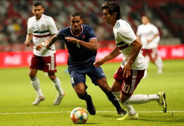 Mexican Jose Macias (R) vies for the vall with Roger Lee (L) of Bermuda during a match of the group stage of the League of Nations of the Concacaf between Mexico and Bermuda, at the Nemesio Diez stadium in Toluca, Mexico, 19 November 2019. Mexico vs. Bermuda !ACHTUNG: NUR REDAKTIONELLE NUTZUNG!  Copyright: xJorgexNúnezx MEX9277 20191120-637098208613737736