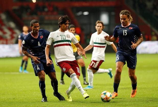 Mexican Jose Macias (C) vies for the vall with Roger Lee (L) and Osagi Bascome (R) of Bermuda during a match of the group stage of the League of Nations of the Concacaf between Mexico and Bermuda, at the Nemesio Diez stadium in Toluca, Mexico, 19 November 2019. Mexico vs. Bermuda !ACHTUNG: NUR REDAKTIONELLE NUTZUNG!  Copyright: xJorgexNúnezx MEX9285 20191120-637098213457901050