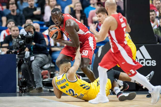 Michael Ojo (NIG - 50 Roter Stern Belgrad) rennt in seiner ungestühmen Art den Berliner Johannes Thiemann (GER . 32 ALBA Berlin) um und verlezt ihn so schwer dass er ausscheiden muss - Aktion - Spielszene - Querformat - quer - horizontal - Event Veranstaltung: ALBA Berlin vs. Roter Stern Belgrad - Euroleague 9.Spieltag - 2019 2020 - Location Ort: Mercedes Benz Arena Berlin Deutschland Germany Europa Europe Datum Date: 19.11.2019