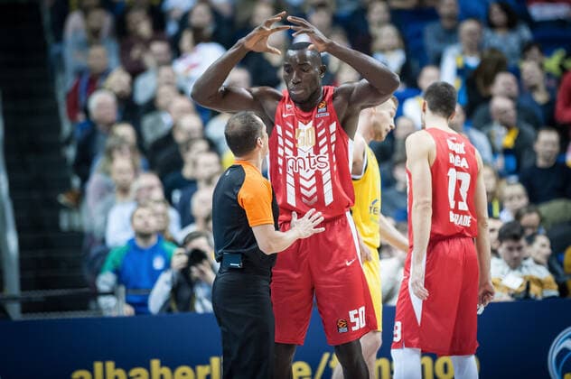 Michael Ojo (NIG - 50 Roter Stern Belgrad) beteuert nach einen Foul an Johannes Thiemann (GER - 32 ALBA Berlin) seine Unschuld gegenüber dem Schiedsrichter Unparteiischen - Aktion - Spielszene - Querformat - quer - horizontal - Event Veranstaltung: ALBA Berlin vs. Roter Stern Belgrad - Euroleague 9.Spieltag - 2019 2020 - Location Ort: Mercedes Benz Arena Berlin Deutschland Germany Europa Europe Datum Date: 19.11.2019