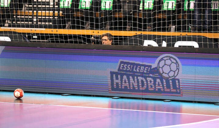 Foto : ein Logo auf der Webebande Handball Länderspiel am Sa. 23.03.2019 in Oldenburg Deutschland - Niederlande 29 - 28