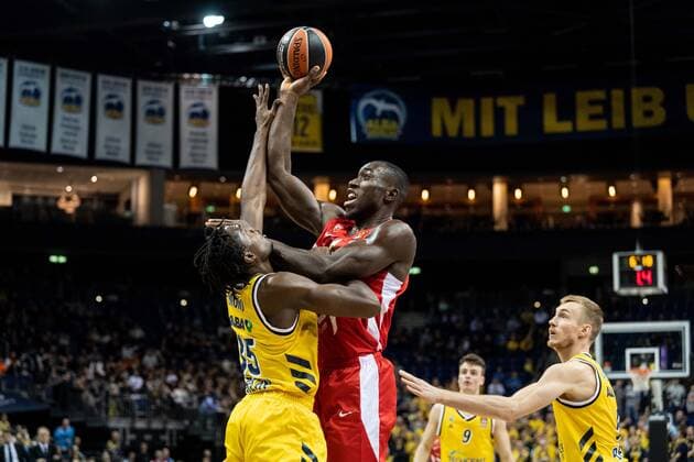 Basketball Berlin 19.11.2019 Euroleague regular Season Saison 2019 2020 Alba Berlin - Roter Stern Belgrad Michael Ojo (Belgrad, No.50) Landry Nnoko (Alba Berlin, No.35)