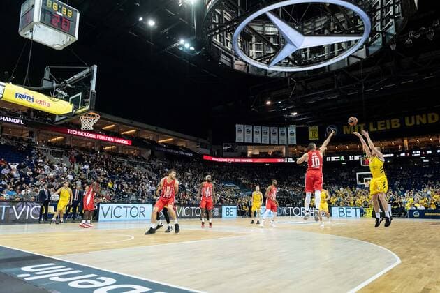 Basketball Berlin 19.11.2019 Euroleague regular Season Saison 2019 2020 Alba Berlin - Roter Stern Belgrad Niels Giffey (Alba Berlin, No.05) Branko Lazic (Belgrad, No.10) Mercedes Benz Arena Sportstätte