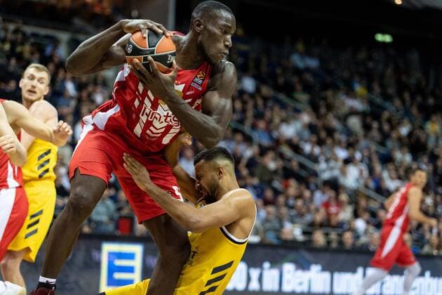 Basketball Berlin 19.11.2019 Euroleague regular Season Saison 2019 2020 Alba Berlin - Roter Stern Belgrad Michael Ojo (Belgrad, No.50) Johannes Thiemann (Alba Berlin, No.32) Verletzung