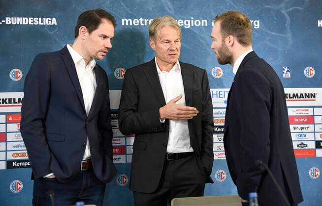 20.11.2019 - Handball - 1. Bundesliga - Saison 2019 2020 - HC Erlangen HCE - Pressekonferenz Pressetermin Medientermin - Bekanntgabe Michael Haaß als neuer Cheftrainer für die kommende Saison - - von links : Rene Selke ( Geschäftsführer HC Erlangen HCE ) Dr. Carsten Bissel (Aufsichtsratsvorsitzender des HC Erlangen) Kevin Schmidt ( Sportdirektor HC Erlangen HCE )