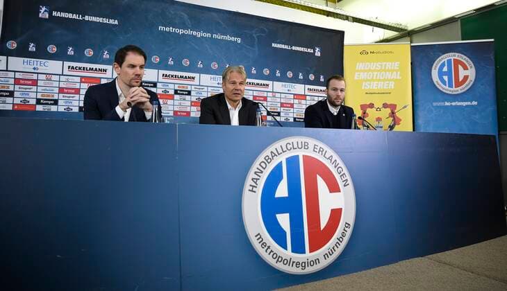 20.11.2019 - Handball - 1. Bundesliga - Saison 2019 2020 - HC Erlangen HCE - Pressekonferenz Pressetermin Medientermin - Bekanntgabe Michael Haaß als neuer Cheftrainer für die kommende Saison - - von links : Rene Selke ( Geschäftsführer HC Erlangen HCE ) Dr. Carsten Bissel (Aufsichtsratsvorsitzender des HC Erlangen) Kevin Schmidt ( Sportdirektor HC Erlangen HCE )