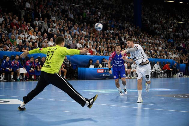 Niclas Ekberg (THW Kiel) gegen Victor Kireev (HC Motor Saporischja), Handball, Männer, THW Kiel vs HC Motor Saporischja (Zaporozhye), Champions-League, 9. Spieltag, Gruppenphase, 20.11.19 Kiel Sparkassen-Arena Schleswig-Holstein Germany