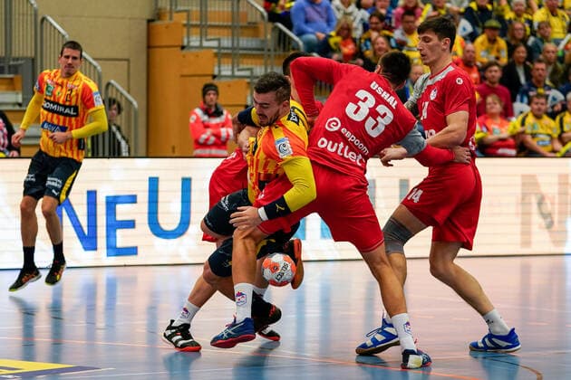 v.li.: Yulyan Hiryk (SKA Minsk, 7), Jannik Kohlbacher (RNL, 80), Aliaksei Ushal (SKA Minsk, 33), Viachaslau Bokhan (SKA Minsk, 74), Zweikampf, Spielszene, Duell, duel, tackle, tackling, Dynamik, Action, Aktion, 20.11.2019, Mannheim (Deutschland), Handball, EHF-Pokal, Rhein-Neckar Löwen - SKA Minsk