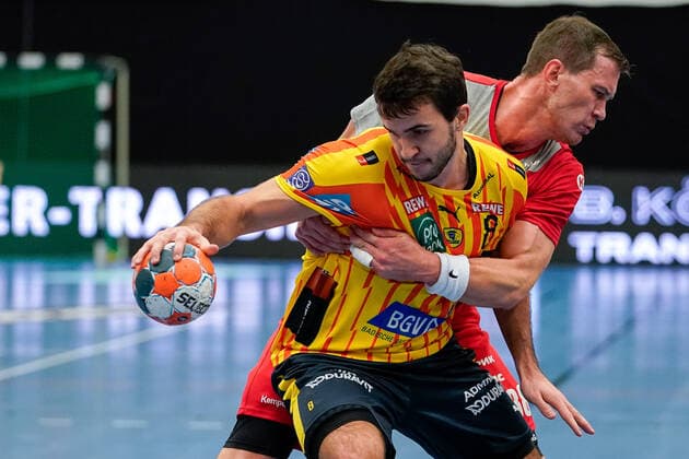 v.li.: Romain Lagarde (RNL, 8), Siarhei Shylovich (SKA Minsk, 88), Zweikampf, Spielszene, Duell, duel, tackle, tackling, Dynamik, Action, Aktion, 20.11.2019, Mannheim (Deutschland), Handball, EHF-Pokal, Rhein-Neckar Löwen - SKA Minsk