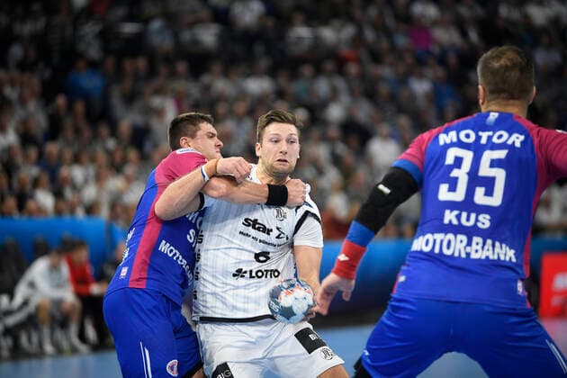 An den Kragen: Zakhar Denysov (HC Motor Saporischja) gegen Harald Reinkind (THW Kiel), Handball, Männer, THW Kiel vs HC Motor Saporischja (Zaporozhye), Champions-League, 9. Spieltag, Gruppenphase, 20.11.19 Kiel Sparkassen-Arena Schleswig-Holstein Germany