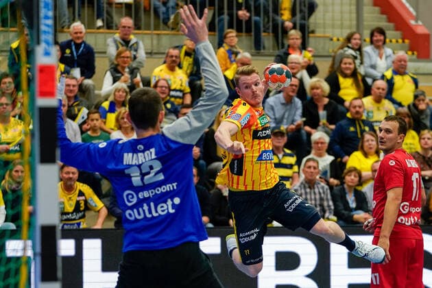 Sport Bilder des Tages v.li.: Ivan Maroz (Torwart, SKA Minsk, 12), Tim Ganz (RNL, 77), Dzmitry Nikulenkau (SKA Minsk, 17), beim Sprungwurf von außen, Wurf, Torwurf, Action, Aktion, Spielszene, erzielt ein Tor, Torerfolg, 20.11.2019, Mannheim (Deutschland), Handball, EHF-Pokal, Rhein-Neckar Löwen - SKA Minsk