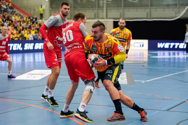 v.li.: Dzianis Rutenka (SKA Minsk, 30), Jannik Kohlbacher (RNL, 80), Zweikampf, Spielszene, Duell, duel, tackle, tackling, Dynamik, Action, Aktion, 20.11.2019, Mannheim (Deutschland), Handball, EHF-Pokal, Rhein-Neckar Löwen - SKA Minsk