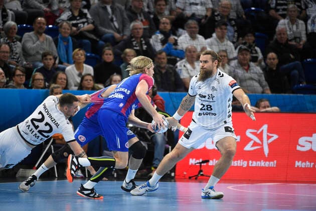 Ole Rahmel (THW Kiel) und Pavel Horak (THW Kiel) gegen Aidenas Malasinskas (HC Motor Saporischja), Handball, Männer, THW Kiel vs HC Motor Saporischja (Zaporozhye), Champions-League, 9. Spieltag, Gruppenphase, 20.11.19 Kiel Sparkassen-Arena Schleswig-Holstein Germany