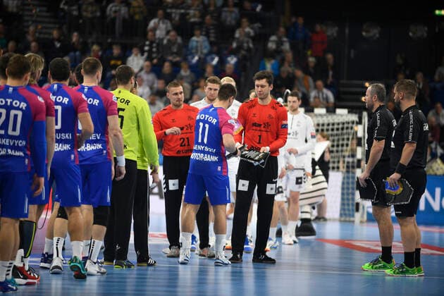 Niklas Landin Jacobsen (THW Kiel) mit Zakhar Denysov (HC Motor Saporischja), Handball, Männer, THW Kiel vs HC Motor Saporischja (Zaporozhye), Champions-League, 9. Spieltag, Gruppenphase, 20.11.19 Kiel Sparkassen-Arena Schleswig-Holstein Germany