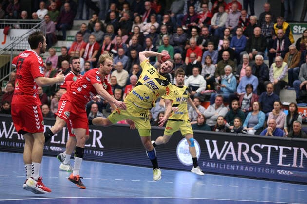 Tim Gentges (HSG Krefeld 20) vorbei an Stefan Lex (ASV Hamm-Westfalen 13)(links) GER, Handball, 2. Bundesliga, ASV Hamm-Westfalen gegen HSG Krefeld, 20.11.2019 Hamm Copyright: xEibner-Pressefotox xJanxStrohdiekx EP_JSK
