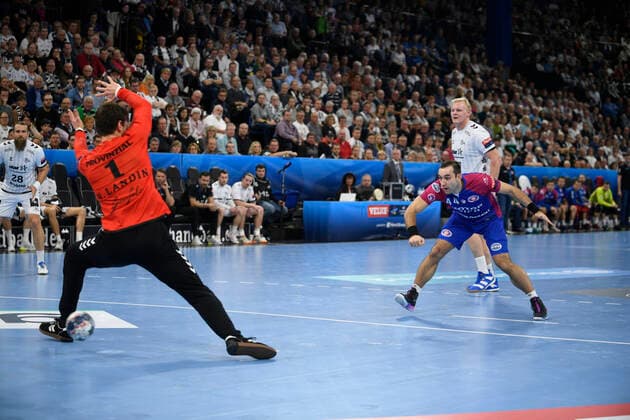 Igor Soroka (HC Motor Saporischja) gegen Niklas Landin Jacobsen (THW Kiel), Handball, Männer, THW Kiel vs HC Motor Saporischja (Zaporozhye), Champions-League, 9. Spieltag, Gruppenphase, 20.11.19 Kiel Sparkassen-Arena Schleswig-Holstein Germany