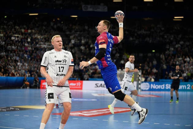 Maxim Babichev (HC Motor Saporischja) gegen Patrick Wiencek (THW Kiel), Handball, Männer, THW Kiel vs HC Motor Saporischja (Zaporozhye), Champions-League, 9. Spieltag, Gruppenphase, 20.11.19 Kiel Sparkassen-Arena Schleswig-Holstein Germany