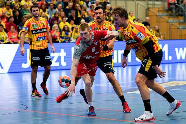 v.li.: Hleb Leukhin (SKA Minsk, 6), Gedeon Guardiola (RNL, 30), Jesper Nielsen (RNL, 36), Zweikampf, Spielszene, Duell, duel, tackle, tackling, Dynamik, Action, Aktion, 20.11.2019, Mannheim (Deutschland), Handball, EHF-Pokal, Rhein-Neckar Löwen - SKA Minsk