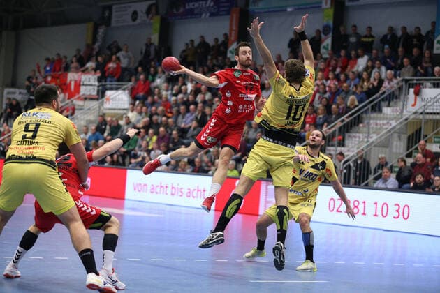 Soeren Suedmeier (ASV Hamm-Westfalen 17) gegen Damian Janus (HSG Krefeld 10)(rechts) GER, Handball, 2. Bundesliga, ASV Hamm-Westfalen gegen HSG Krefeld, 20.11.2019 Hamm Copyright: xEibner-Pressefotox xJanxStrohdiekx EP_JSK