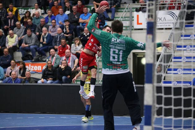 Vyron Papadopoulos (ASV Hamm-Westfalen 22) gegen Norman Toth (HSG Krefeld 61)(vorne) GER, Handball, 2. Bundesliga, ASV Hamm-Westfalen gegen HSG Krefeld, 20.11.2019 Hamm Copyright: xEibner-Pressefotox xJanxStrohdiekx EP_JSK