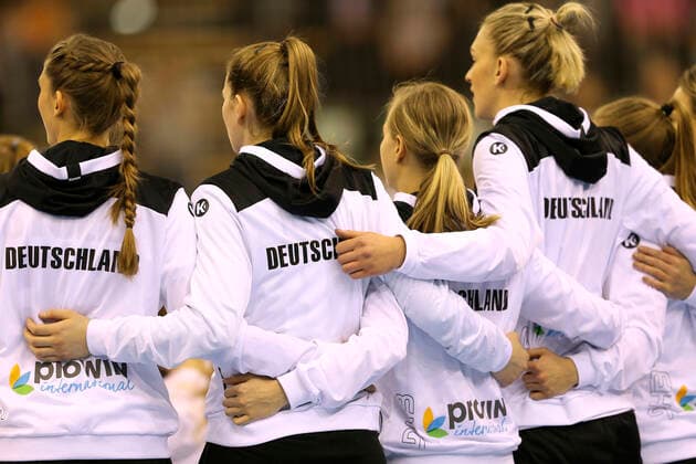 Foto : Umarmung bei den deutschen Damen vor Spielbeginn , zum anhören der Nationalhymne Handball Länderspiel am Sa. 23.03.2019 in Oldenburg Deutschland - Niederlande 29 - 28