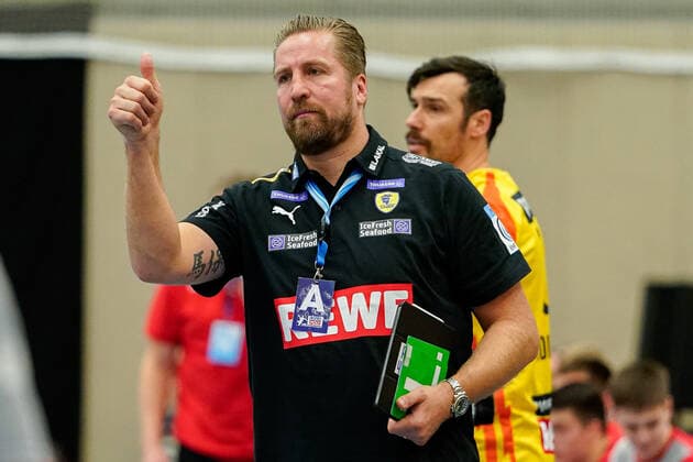 Oliver Roggisch (Sportlicher Leiter, RNL), mit Daumen nach oben, Geste, Gestik, zuversichtlich, optimistisch, Einzelbild, Aktion, Action, 20.11.2019, Mannheim (Deutschland), Handball, EHF-Pokal, Rhein-Neckar Löwen - SKA Minsk