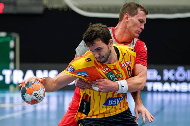 v.li.: Romain Lagarde (RNL, 8), Siarhei Shylovich (SKA Minsk, 88), Zweikampf, Spielszene, Duell, duel, tackle, tackling, Dynamik, Action, Aktion, 20.11.2019, Mannheim (Deutschland), Handball, EHF-Pokal, Rhein-Neckar Löwen - SKA Minsk
